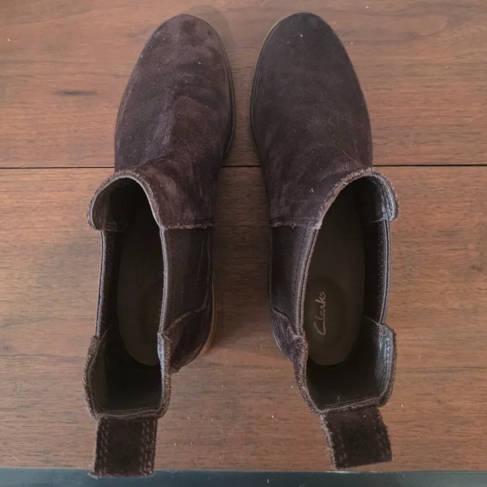 Clarks - Clarkdale Arlo Suede Pull On Chelsea Boots Brown Sz 9.5